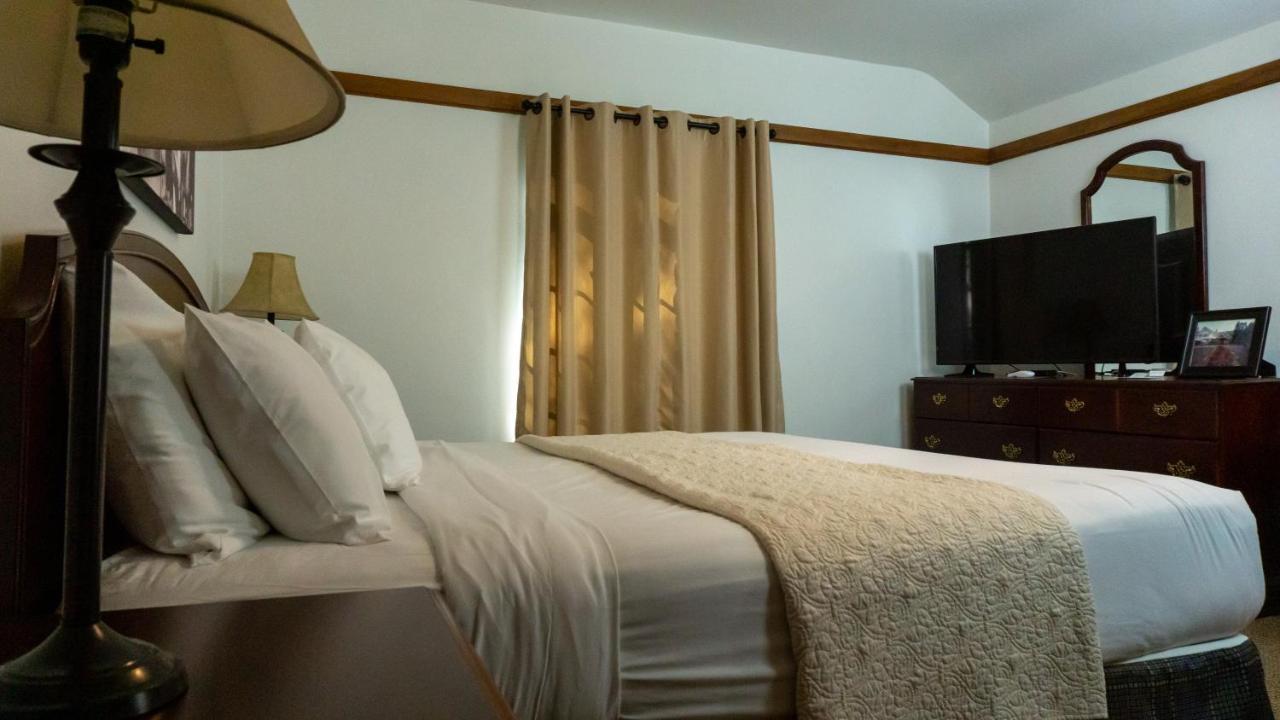 Maxwelton Braes Lodge & Golf Course Бейлис-Харбор Экстерьер фото